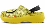 (WMNS) Crocs X Smiley Classic Tamanco Sola Grossa Rosto Sorridente nuvens Sandálias Amarelo Preto