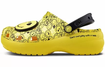 (WMNS) Crocs X Smiley Classic Tamanco Sola Grossa Rosto Sorridente nuvens Sandálias Amarelo Preto